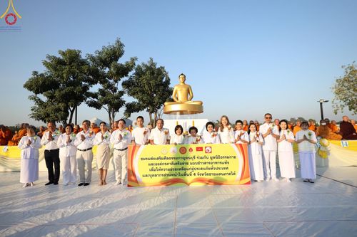 ภาพ No.184700:พิธีตักบาตรพระ 10,000 รูป ครั้งที่ 3 เนื่องในโอกาส 193 ปี จังหวัดกาญจนบุรี อุทิศส่วนกุศลให้แด่บรรพชน และเพื่อช่วยเหลือผู้ประสบภัยพิบัติต่างๆ วันเสาร์ที่ 21 ธันวาคม พ.ศ. 2567