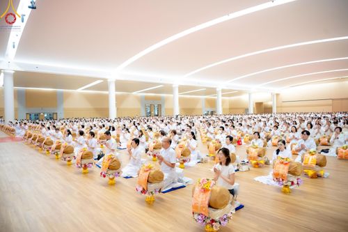 ภาพ No.180793:พิธีถวายภัตตาหารเมนูสวรรค์ และพิธีถวายอุปกรณ์กันหนาว แด่คณะพระภิกษุสามเณรวัดพระธรรมกาย วันอาทิตย์ที่ 8 ธันวาคม พ.ศ.2567 ณ สภาธรรมกายสากล วัดพระธรรมกาย