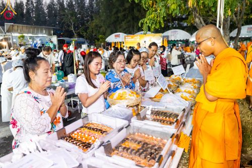 ภาพ No.110669:พิธีถวายภัตตาหารเป็นสังฆทาน แด่คณะพระธรรมยาตราฯ ในโครงการธรรมยาตรากตัญญูบูชา มหาปูชนียาจารย์ พระมงคลเทพมุนี(สด จนฺทสโร) พระผู้ปราบมาร อนุสรณ์สถาน 7 แห่ง ปีที่ 12 วันที่ 12 มกราคม พ.ศ. 2567 ณ อนุสรณ์สถานมหาวิหารพระมงคลเทพมุนี(โลตัสแลนด์) อ.สองพี่น้อง จ.สุ