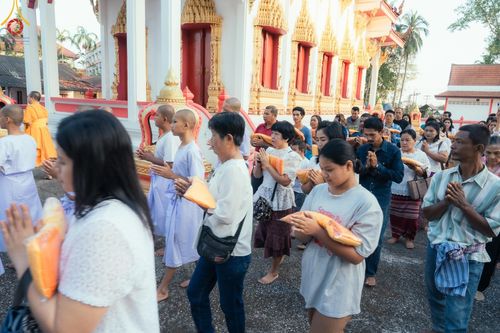 ภาพ No.133422:พิธีขอขมารับผ้าไตร, พิธีบรรพชาสามเณร, สามเณรออกบิณฑบาต ในโครงการบรรพชาสามเณร ฟื้นฟูพระพุทธศาสนาทั่วไทย  ณ ศูนย์ปฏิบัติธรรม และอบรมเยาวชนเมืองยะลา วันที่ 3 เมษายน พ.ศ. 2567