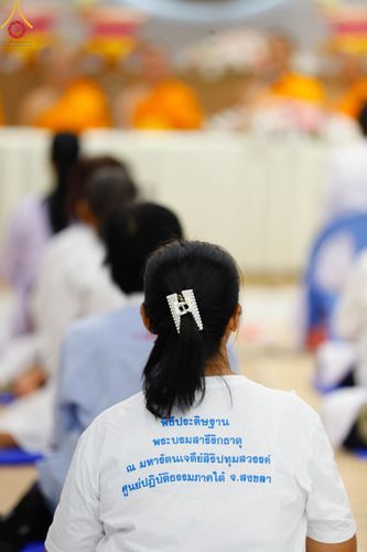 ภาพ No.127744:พิธีถวายภัตตาหารเป็นสังฆทาน แด่คณะพระธรรมยาตราฯ ในโครงการธรรมยาตราอัญเชิญพระบรมสารีริกธาตุ ประดิษฐาน ณ มหารัตนเจดีย์สิริปทุมสวรรค์ อ.บางกล่ำ จ.สงขลา วันที่ 8 มีนาคม พ.ศ. 2567