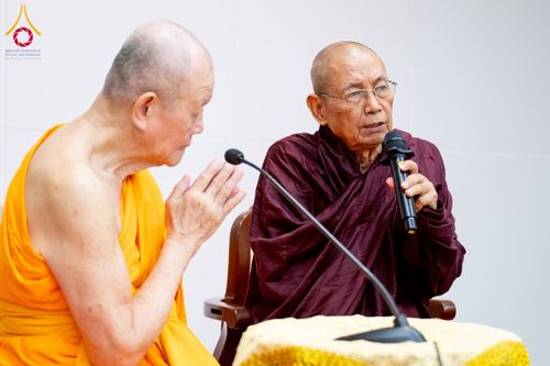 ภาพ No.222638:วันที่ 23 เมษายน พ.ศ. 2568 หลวงพ่อทัตตชีโวต้อนรับคณะสงฆ์เมียนมาร์ ณ อาคาร 100 ปี คุณยายมหารัตนอุบาสิกาจันทร์ ขนนกยูง วัดพระธรรมกาย