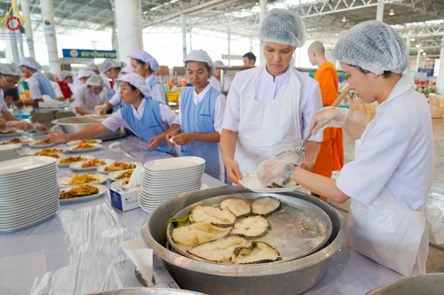 ภาพ No.60193:คณะสงฆ์ 10,000 กว่าวัดฉันภัตตาหารเพล ในวันคุ้มครองโลก วันจันทร์ที่ 22 เมษายน พ.ศ. 2567 ณ สภาธรรมกายสากล วัดพระธรรมกาย