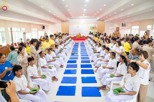 ภาพ No.59100:พิธีปลงผมและแห่นาคธรรมทายาท ในโครงการบรรพชาสามเณร ภาคฤดูร้อน เฉลิมพระเกียรติพระบาทสมเด็จพระเจ้าอยู่หัว เนื่องในโอกาส  พระราชพิธีมหามงคลเฉลิมพระชนมพรรษา 6 รอบ  ปลงผมนาคในวันที่ 21 เมษายน พ.ศ 2567 ณ วัดกลางธนรินทร์ (ธรรมอุทยานบ้านแป้ง)