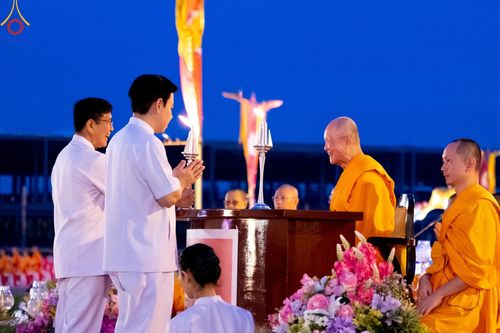 ภาพ No.160562:พิธีจุดประทีป 20,000 ดวง บูชาพระมหาธรรมกายเจดีย์ และบูชาพระมงคลเทพมุนี (สด จนฺทสโร) พระผู้ปราบมาร ณ ลานธรรม พระมหาธรรมกายเจดีย์ วัดพระธรรมกาย จ.ปทุมธานี วันที่ 10 ตุลาคม พ.ศ. 2567