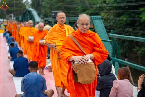 ภาพ No.101997:พิธีตักบาตรพระ 111 รูป ณ สะพานประวัติศาสตร์  อ.ปาย จ.แม่ฮ่องสอน วันอาทิตย์ที่ 10 ธันวาคม พ.ศ. 2566