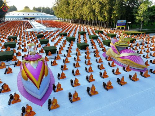 ภาพ No.104373:พระธรรมยาตราร่วมปฏิบัติธรรม และถ่ายภาพหมู่ประวัติศาสตร์ หน้ามหาวิหารพระมงคลเทพมุนี วันที่ 27 ธันวาคม พ.ศ. 2566