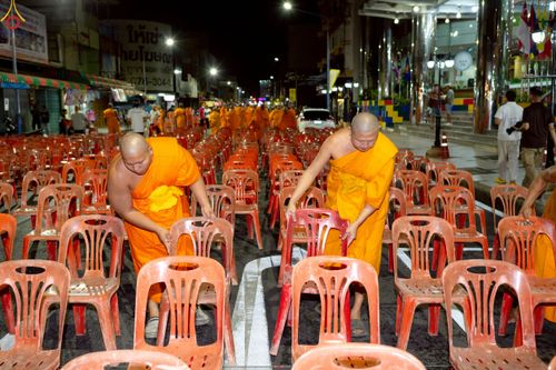 ภาพ No.237318:วันที่ 9-10 สิงหาคม พ.ศ. 2568 การเตรียมงาน เก็บงาน ของเจ้าหน้าที่ทุกสถานะ ในงานมหาสังฆทาน ตักบาตรพระ 10,000 รูป ใจกลางเมืองหาดใหญ่ จ.สงขลา