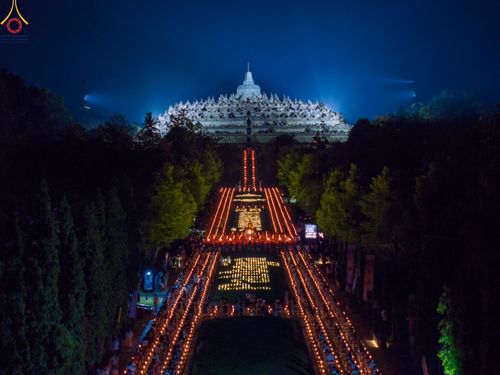 ภาพ No.104191:พิธีจุดประทีป ถวายเป็นพุทธบูชา สามเณรธรรมทายาทชาวอินโดนีเซียกว่า 1,000 รูป ณ มหาเจดีย์บุโรพุทโธ ประเทศอินโดนีเซีย ในวันที่ 23 ธันวาคม พ.ศ. 2566