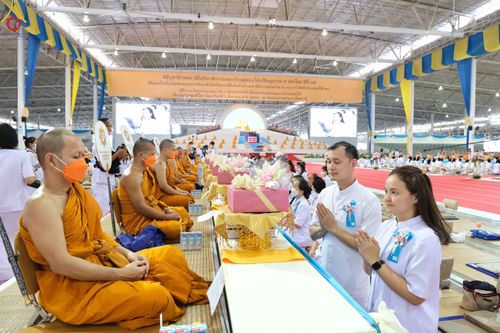 ภาพ No.85342:พิธีถวายมหาสังฆทานคณะสงฆ์ 2000 กว่าวัดทั่วประเทศปีที่ 23, พิธีถวายไทยธรรมคณะสงฆ์ 323 วัด 4 จังหวัดชายแดนภาคใต้, พิธีมอบปัจจัยช่วยเหลือครู 4 จังหวัดชายแดนภาคใต้ ณ สภาธรรมกายสากล วัดพระธรรมกาย ในวันสมาธิโลก อาทิตย์ที่ 6 สิงหาคม พ.ศ. 2566