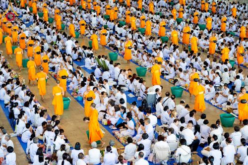 ภาพ No.231999:วันอาทิตย์ที่ 6 กรกฏาคม พ.ศ. 2568 พิธีตักบาตร ข้าวสารอาหารแห้ง  พิธีบูชาข้าวพระ สัมมนาพิเศษราชเหล็ก ณ สภาธรรมกายสากล วัดพระธรรมกาย