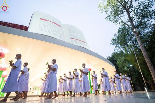 ภาพ No.112266:พิธีบรรพชาอุปสมบท โครงการอุปสมบทหมู่บูชาธรรม 115 ปี คุณยายอาจารย์ฯ, โครงการอุปสมบทหมู่ธรรมทายาท ระดับอุดมศึกษา รุ่นที่ 50 ภาคฤดูหนาว ณ โบสถ์พระไตรปิฎก วัดพระธรรมกาย จ.ปทุมธานี วันเสาร์ที่ 13 มกราคม พ.ศ. 2567
