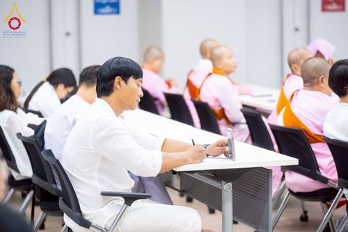 ภาพ No.223097:วันที่ 24 เมษายน พ.ศ. 2568 หลวงพ่อทัตตชีโวต้อนรับคณะเมียนมา อุบาสก อุบาสิกา 180 คน ณ อาคาร 100 ปี คุณยายมหารัตนอุบาสิกาจันทร์ ขนนกยูง วัดพระธรรมกาย