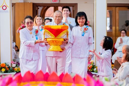 ภาพ No.100927:พิธีทอดกฐินบรมจักรพรรดิสร้างทุกสิ่ง ณ วัดพระธรรมกายออเรกอน ประเทศสหรัฐอเมริกา  วันอาทิตย์ ที่ 26 พฤศจิกายน พ.ศ. 2566