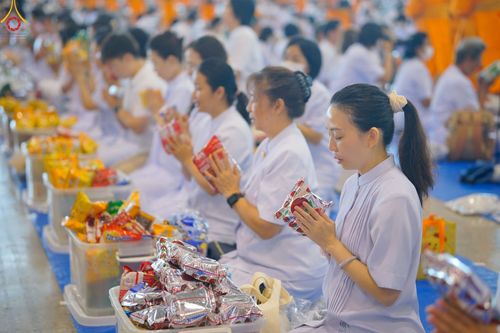 ภาพ No.89428:พิธีตักบาตร ข้าวสารอาหารแห้ง พิธีบูชาข้าวพระ และพิธีจุดเทียนใจ ไฟนิรันดร์  อนันตชัย ณ สภาธรรมกายสากล วัดพระธรรมกาย วันอาทิตย์ที่ 1 ตุลาคม พ.ศ. 2566