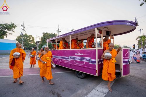 ภาพ No.101798:ตักบาตรพระ 10,000 รูป เติมบุญให้แผ่นดิน เนื่องในโอกาส 192 ปี จังหวัดกาญจนบุรี หนึ่งในโครงการตักบาตรพระ 2,000,000 รูป  77 จังหวัดทุกวัดทั่วไทย วันจันทร์ที่ 11 ธันวาคม พ.ศ. 2566 บริเวณถนนสองแคว (SKY WALK) เมืองกาญจนบุรี