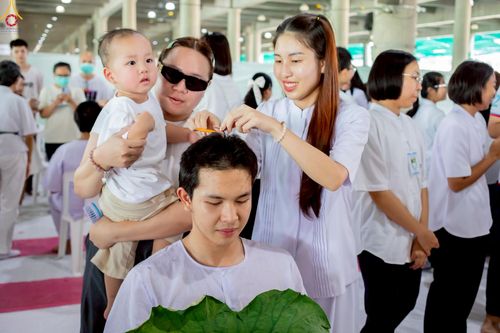 ภาพ No.228496:วันเสาร์ที่ 7 มิถุนายน พ.ศ. 2568 พิธีปลงผมโครงการอุปสมบทหมู่ธรรมทายาท ระดับอุดมศึกษา รุ่นที่ 52 ภาคฤดูฝน ณ วิหารคด 9 วัดพระธรรมกาย