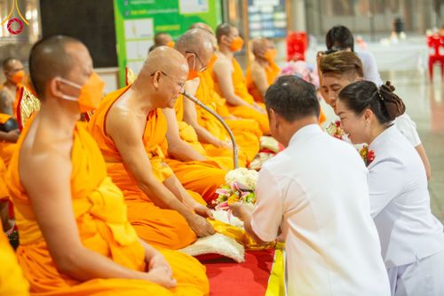ภาพ No.115451:พิธีตักบาตรฉลองพระใหม่ ในโครงการอุปสมบทหมู่บูชาธรรม 115 ปี คุณยายอาจารย์มหารัตนอุบาสิกาจันทร์ ขนนกยูง วันที่ 19  มกราคม พ.ศ. 2567 ณ มหารัตนวิหารคด วัดพระธรรมกาย