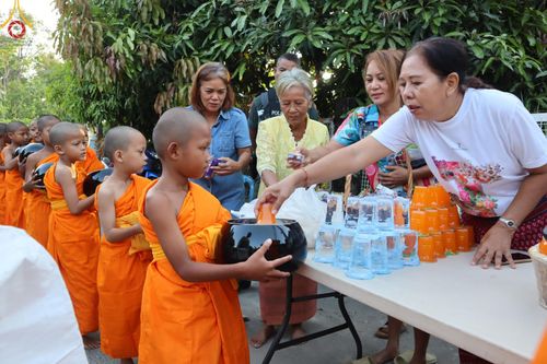 ภาพ No.61049:สามเณรออกบิณฑบาต และกิจกรรมอบรมสามเณร ในโครงการบรรพชาสามเณรฟื้นฟู พระพุทธศาสนาทั่วไทย ณ ศูนย์อบรมที่พักสงฆ์บ้านร่มเย็น จ.นราธิวาส วันที่ 2-15 เมษายน พ.ศ. 2567