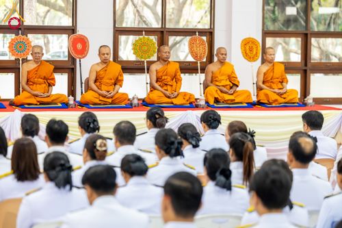 ภาพ No.179576:พิธีเจริญพระพุทธมนต์ พิธีทำบุญตักบาตรถวายพระราชกุศล และพิธีวางพานพุ่มดอกไม้ถวายราชสักการะ  แด่พระบาทสมเด็จพระบรมชนกาธิเบศร มหาภูมิพลอดุลยเดชมหาราช บรมนาถบพิตร เนื่องในวันคล้ายวันพระบรมราชสมภพ วันชาติ และวันพ่อแห่งชาติ วันพฤหัสบดีที่ 5 ธันวาคม พ.ศ. 2567 ณ