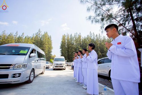 ภาพ No.219254:บรรยากาศการเดินทางเข้าวัดพระธรรมกาย , การต้อนรับปฏิสันถาร , การฉันภัตตาหารเช้า , การลงทะเบียนพระสังฆาธิการ  เนื่องในวันคุ้มครองโลก พิธีถวายมหาสังฆทานคณะสงฆ์ 40,000 กว่าวัดทั่วประเทศ ณ วัดพระธรรมกาย
