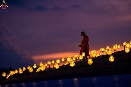 ภาพ No.150285:พิธีจุดประทีป และพิธีฉลองชัยสวดมนต์ บทธัมมจักกัปปวัตตนสูตร ครบ 6,668,272,727 จบ เนื่องในวันธรรมชัย 27 สิงหาคม พ.ศ. 2567 ณ มหารัตนวิหารคด วัดพระธรรมกาย