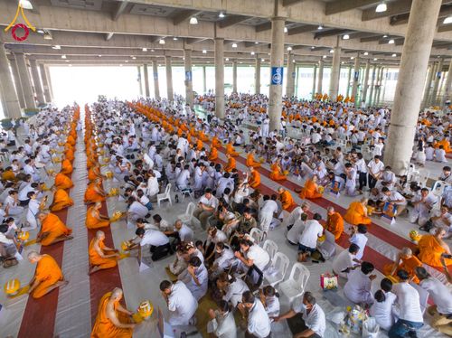 พิธีถวายบาตรเเละไทยธรรม ในโครงการอุปสมบทหมู่ บูชาธรรมหลวงพ่อธัมมชโย พ.ศ.2567 ณ ลานธรรม พระมหาธรรมกายเจดีย์ วันที่ 13 เมษายน พ.ศ.2567