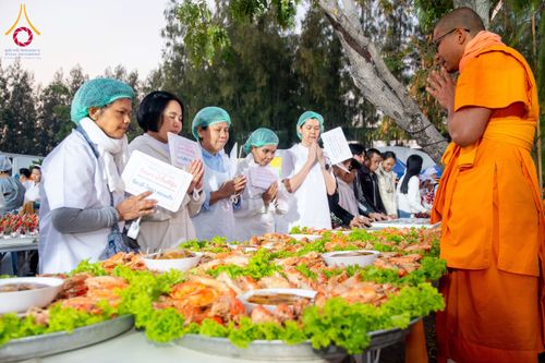ภาพ No.194882:พิธีถวายภัตตาหารเป็นสังฆทาน แด่พระธรรมยาตรา ณ อนุสรณ์สถานมหาวิหารพระมงคลเทพมุนี (โลตัสแลนด์) อ.สองพี่น้อง จ.สุพรรณบุรี ในโครงการธรรมยาตรา กตัญญูบูชา มหาปูชนียาจารย์ พระมงคลเทพมุนี(สด จนฺทสโร) พระผู้ปราบมาร แห่ง ปีที่ 13 วันที่ 14 มกราคม พ.ศ.2568