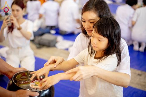 ภาพ No.209312:วันอาทิตย์ที่ 2 มีนาคม พ.ศ. 2568 พิธีตักบาตร ข้าวสารอาหารแห้ง ณ บ้านแก้วเรือนทองคุณยายฯ สภาธรรมกายสากล วัดพระธรรมกาย