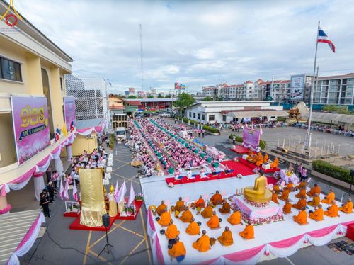 ภาพ No.150780:พิธีเจริญพระพุทธมนต์ และทำบุญตักบาตรแด่คณะสงฆ์ จำนวน 121 รูป เนื่องในโอกาสฉลองครบรอบ 120 ปี อำเภอคลองหลวง จังหวัดปทุมธานี เพื่อถวายเป็นพุทธบูชา ช่วยเหลือผู้ประสบความเดือดร้อนจากอุทกภัย และคณะสงฆ์ 323 วัด 4 จังหวัดชายแดนภาคใต้ วันเสาร์ที่ 31 สิงหาคม พ.ศ. 