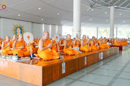 ภาพ No.205661:พิธีสวดพระพุทธมนต์ และถวายภัตตาหารเมนูสวรรค์แด่พระภิกษุ สามเณร วันจันทร์ที่ 3 กุมภาพันธ์ พ.ศ. 2568 ณ หอฉันคุณยายอาจารย์ฯ วัดพระธรรมกาย