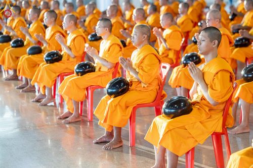 ภาพ No.221955:วันที่ 4 พฤษภาคม พ.ศ. 2568 พิธีตักบาตร เนื่องในวันอาทิตย์ต้นเดือน ณ บ้านแก้วเรือนทองคุณยายฯ วัดพระธรรมกาย