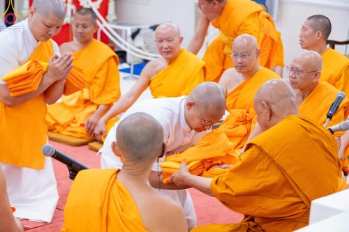 ภาพ No.144987:พิธีบรรพชา และอุปสมบท ธรรมทายาท โดยมี พระเดชพระคุณพระธรรมรัตนาภรณ์ เป็นพระอุปัชฌาย์ ยังความปลื้มปิติใจให้แก่ผู้ปกครอง และคณะญาติมิตร ณ วัดพระธรรมกายนิวเจอร์ซี  ประเทศสหรัฐอเมริกา