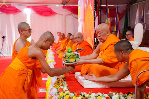 ภาพ No.103237:พิธีบรรพชา พิธีขอศีลและนิสัย ธรรมทายาทชาวอินโดนีเซียกว่า 1,000 คน ณ มหาเจดีย์บุโรพุทโธ ประเทศอินโดนีเซีย ในวันที่ 19 ธันวาคม พ.ศ. 2566