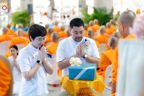 ภาพ No.145712:พิธีตักบาตรฉลองพระใหม่ รุ่นเข้าพรรษา ณ วิหารคด วัดพระธรรมกาย วันเสาร์ที่ 20 กรกฎาคม พ.ศ. 2567