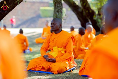 ภาพ No.232978:วันอาทิตย์ 29 มิถุนายน พ.ศ. 2568 กิจกรรมอบรมธรรมทายาทแอฟริกาใต้  ปฏิบัติธรรมสร้างสันติสุขภายใน แสงแห่งพุทธธรรมสู่แผ่นดินแอฟริกาใต้ ณ บริเวณหน้าวัดพระธรรมกายโจฮันเนสเบิร์ก