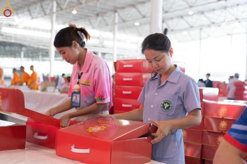 ภาพ No.212004:วันจันทร์ที่ 17 มีนาคม พ.ศ. 2568 บุญบรรจุกล่องไทยธรรม เพื่อถวายแด่พระสังฆาธิการ 40,000 กว่าวัดทั่วไทย ในวันคุ้มครองโลก 22 เมษายน พ.ศ. 2568 ณ บ้านแก้วเรือนทองคุณยายฯ วัดพระธรรมกาย