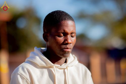 ภาพ No.231141:วันศุกร์ที่ 27 มิถุนายน พ.ศ. 2568 พิธีตัดปอยผมและพิธีปลงผมนาคธรรมทายาทแห่งทวีปแอฟริกา พ.ศ. 2568  โครงการบรรพชาอุปสมบทพระธรรมทายาทนานาชาติแห่งทวีปแอฟริกา ครั้งที่ 2 ณ วัดพระธรรมกายโจฮันเนสเบิร์ก สาธารณรัฐแอฟริกาใต้