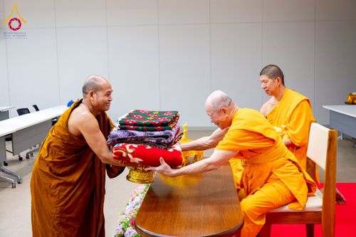 ภาพ No.222598:วันที่ 23 เมษายน พ.ศ. 2568 หลวงพ่อทัตตชีโวต้อนรับคณะสงฆ์บังกลาเทศ ณ อาคาร 100 ปี คุณยายมหารัตนอุบาสิกาจันทร์ ขนนกยูง วัดพระธรรมกาย