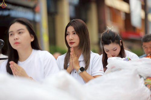 ภาพ No.236908:วันอาทิตย์ที่ 10 สิงหาคม พ.ศ. 2568 มหาสังฆทานครั้งยิ่งใหญ่ ตักบาตรพระ 10,000 รูป ถ.นิพัทธ์อุทิศ 3 ใจกลางนครหาดใหญ่ จ.สงขลา