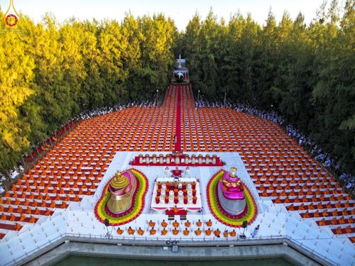 ภาพ No.190087:พิธีจุดประทีปถวายเป็นพุทธบูชา และบูชาธรรมมหาปูชนียาจารย์ ณ อนุสรณ์สถานมหาวิหารพระมงคลเทพมุนี (โลตัสแลนด์) อ.สองพี่น้อง จ.สุพรรณบุรี ในโครงการธรรมยาตรา กตัญญูบูชา มหาปูชนียาจารย์ พระมงคลเทพมุนี(สด จนฺทสโร) พระผู้ปราบมาร อนุสรณ์สถาน 7 แห่ง ปีที่ 13