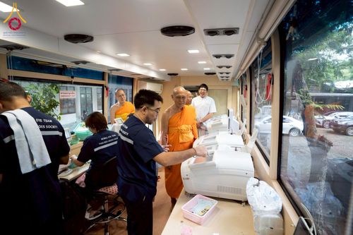 ภาพ No.230326:วันจันทร์ที่ 30 มิถุนายน พ.ศ. 2568 เจ้าอาวาสวัดพระธรรมกาย เยี่ยมอนุโมทนาให้กำลังใจ บุคลากรทางการแพทย์-เจ้าหน้าที่ผู้ปฏิบัติงาน โครงการรถตัดแว่นสายตาเคลื่อนที่สภากาชาดไทย เพื่อเด็กนักเรียนในชนบท พื้นที่จังหวัดปทุมธานี