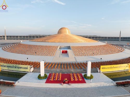 ภาพ No.187722:พิธีตักบาตรฉลองพระใหม่ ต้อนรับพุทธศักราช 2568 ณ ลานธรรมพระมหาธรรมกายเจดีย์ วัดพระธรรมกาย จ.ปทุมธานี วันที่ 1 มกราคม พ.ศ. 2568