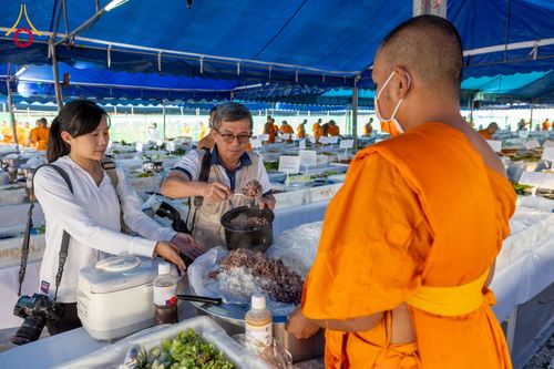 ภาพ No.198305:พิธีถวายภัตตาหารเป็นสังฆทาน แด่พระธรรมยาตรา ณ อนุสรณ์สถานบางปลา วัดบางปลา อำเภอบางเลน จังหวัดนครปฐม ในโครงการธรรมยาตรา กตัญญูบูชา มหาปูชนียาจารย์ พระมงคลเทพมุนี(สด จนฺทสโร) พระผู้ปราบมาร อนุสรณ์สถาน 7 แห่ง ปีที่ 13 วันที่ 20 มกราคม พ.ศ. 2568