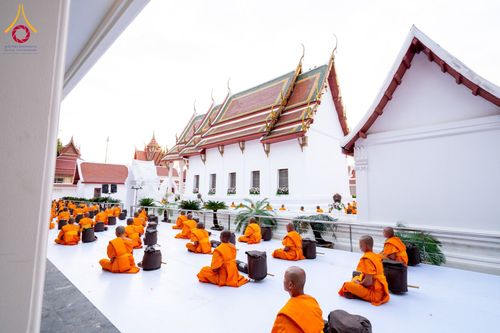 ภาพ No.197040:พระธรรมยาตราปฏิบัติธรรม และถ่ายภาพหมู่ประวัติศาสตร์ ณ วัดโบสถ์(บน) ตำบลบางคูเวียง อำเภอบางกรวย จังหวัดนนทบุรี ในโครงการธรรมยาตรา กตัญญูบูชา มหาปูชนียาจารย์ พระมงคลเทพมุนี(สด จนฺทสโร) พระผู้ปราบมาร อนุสรณ์สถาน 7 แห่ง ปีที่ 13 วันที่ 18 มกราคม พ.ศ. 2568