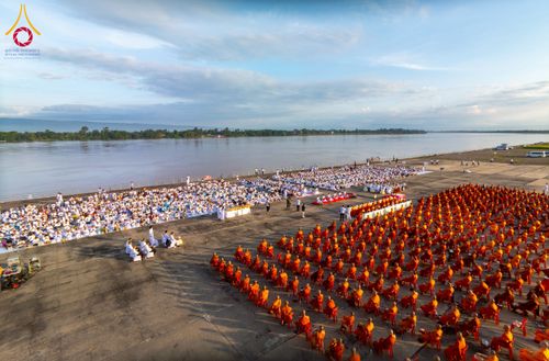 ภาพ No.250521:วันพุธที่ 8 ตุลาคม พ.ศ. 2568 พิธีตักบาตรเทโวโรหณะ ณ ลานธรรมปทุมรัตน์ธรรมเจดีย์ พุทธอุทยานนานาชาติ อ.โพนพิสัย จ.หนองคาย