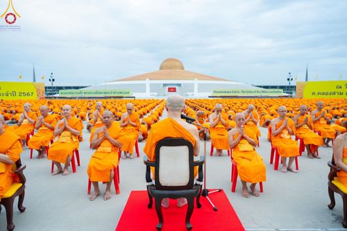 ภาพ No.182113:พระธรรมทายาทร่วมปฎิบัติธรรม รับฟังโอวาทจากหลวงพ่อทัตตชีโว และถ่ายภาพหมู่ประวัติศาสตร์ ณ ลานธรรมพระมหาธรรมกายเจดีย์  วัดพระธรรมกาย ในโครงการอุปสมบท บูชาธรรมมหาปูชนียาจารย์ วันที่ 13 ธันวาคม พ.ศ. 2567