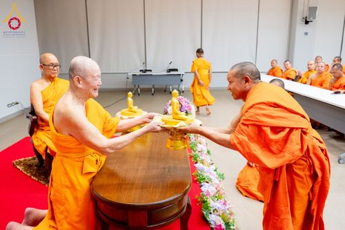 ภาพ No.222420:วันที่ 21 เมษายน พ.ศ. 2568 หลวงพ่อทัตตชีโวต้อนรับคณะสงฆ์ สปป.ลาว ณ อาคาร 100 ปี คุณยายมหารัตนอุบาสิกาจันทร์ ขนนกยูง วัดพระธรรมกาย