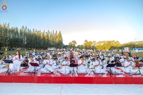 ภาพ No.103820:พิธีตักบาตรพระ 1,000 รูป ครั้งที่ 7 ถวายเป็นพุทธบูชา เพื่อช่วยเหลือคณะสงฆ์ 323 วัด 4 จังหวัดชายแดนภาคใต้ และถวายแด่คณะสงฆ์จังหวัดพิษณุโลก ณ ลานธรรมธุดงคสถานพิษณุโลก อ.วังทอง จ.พิษณุโลก วันที่ 24 ธันวาคม พ.ศ. 2566