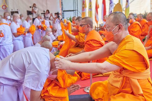 ภาพ No.67982:พิธีบรรพชาสามเณรธรรมทายาท ณ บรมพุทโธ ประเทศอินโดนีเซีย วันที่ 17 ธันวาคม พ.ศ. 2565